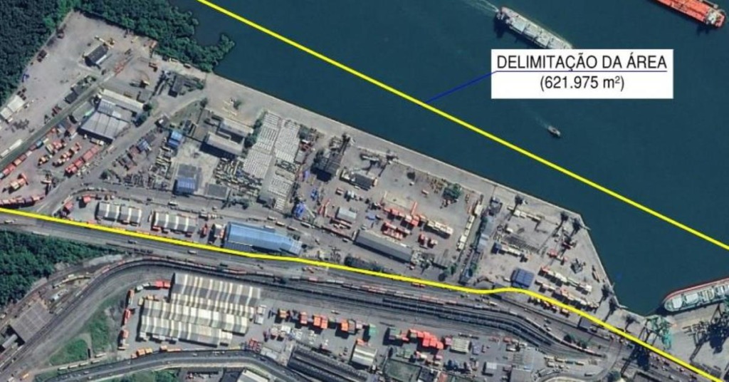 Imagem aérea da área delimitada de 621.975 m² ao longo de um corpo d'água, mostrando infraestrutura industrial e portuária, com destaque para as linhas de demarcação e clima de atividade econômica.