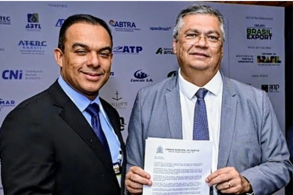 Ministro do STF Flávio Dino recebe moção de vereadores de Santos pedindo leilão amplo e sem restrições para o Tecon Santos 10