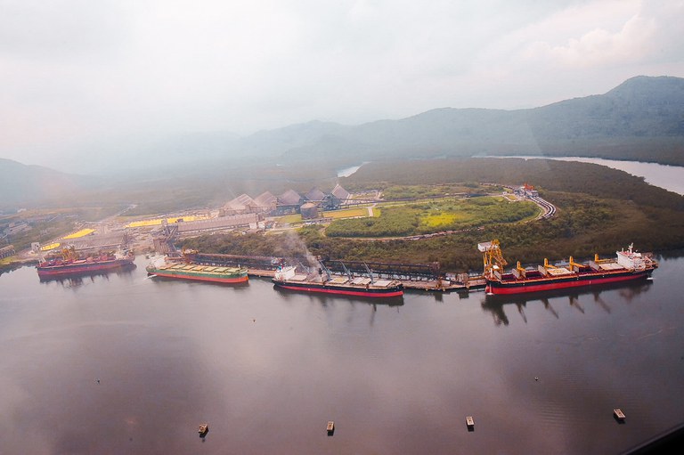 Empresas obtêm autorizações do governo federal para construir terminais, mas investimentos não são feitos e o Brasil deixa de gerar 533 mil empregos no setor