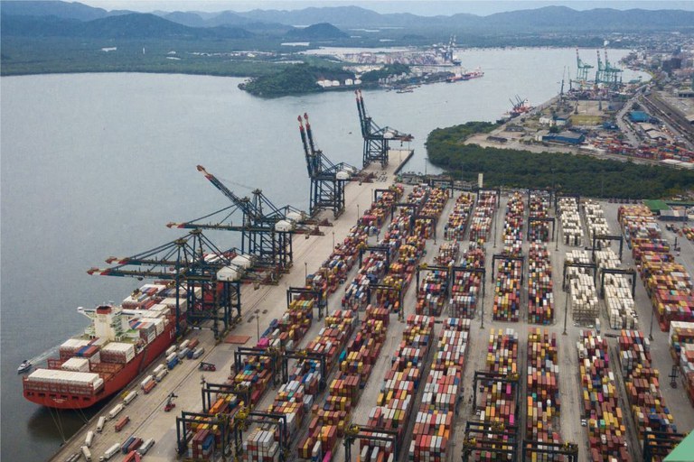 Tecon Santos 10: bilhões parados por regras que travam a concorrência