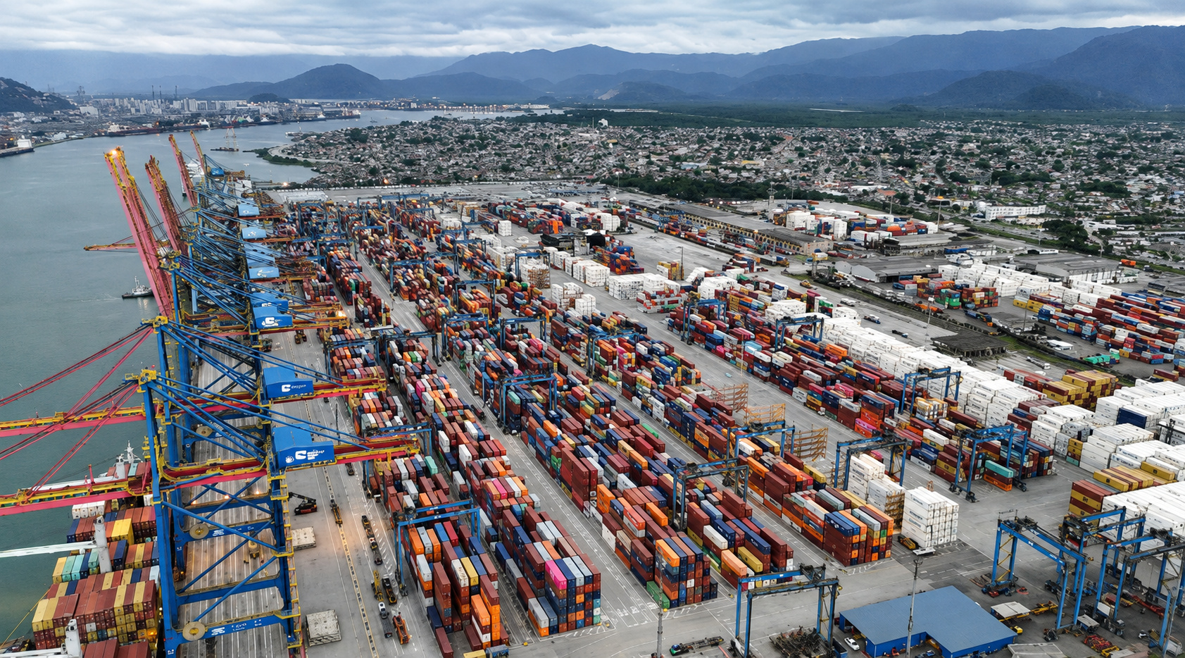 Cade abre espaço para Maersk e MSC participarem do leilão do Tecon 10