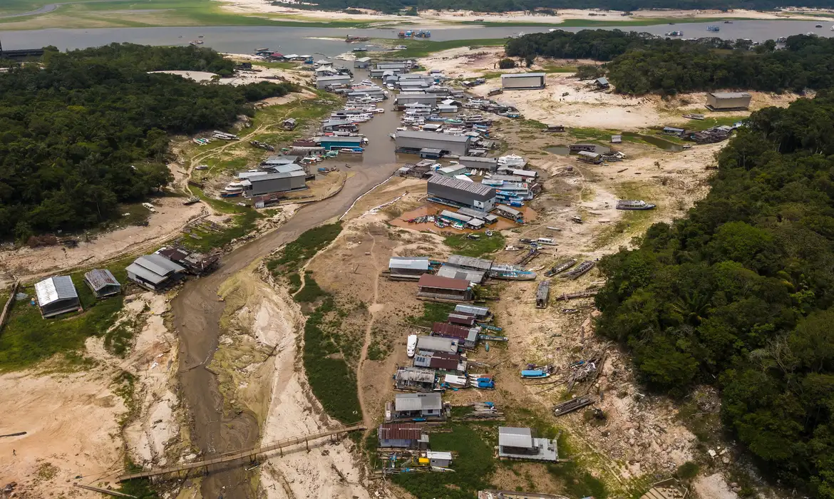 Alerta do Centronave sobre a seca na Amazônia e os impactos no transporte por navios para Manaus